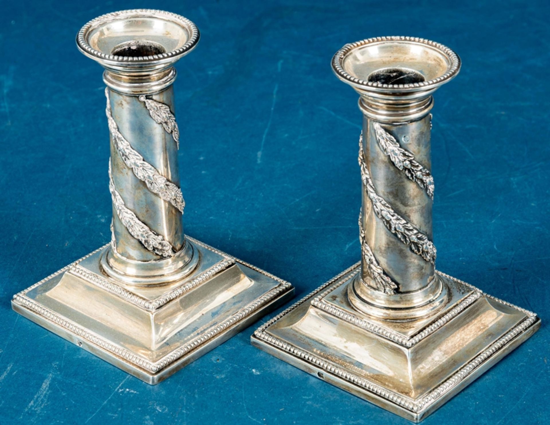 Paar einflammiger Tischkerzenleuchter, Empire-Stil, mehrfach getreppter Sockel mit Perlrand, der gl - Bild 2 aus 11