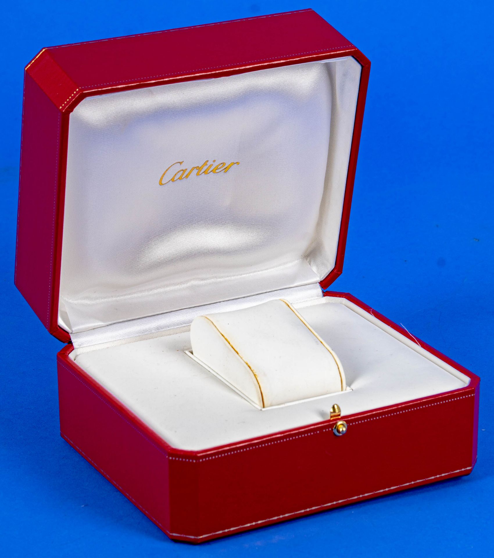 Originale CARTIER-Box für eine Damenarmbanduhr, geringe Erhaltungsmängel. Außenmaße ca. 9 x 13 x 15