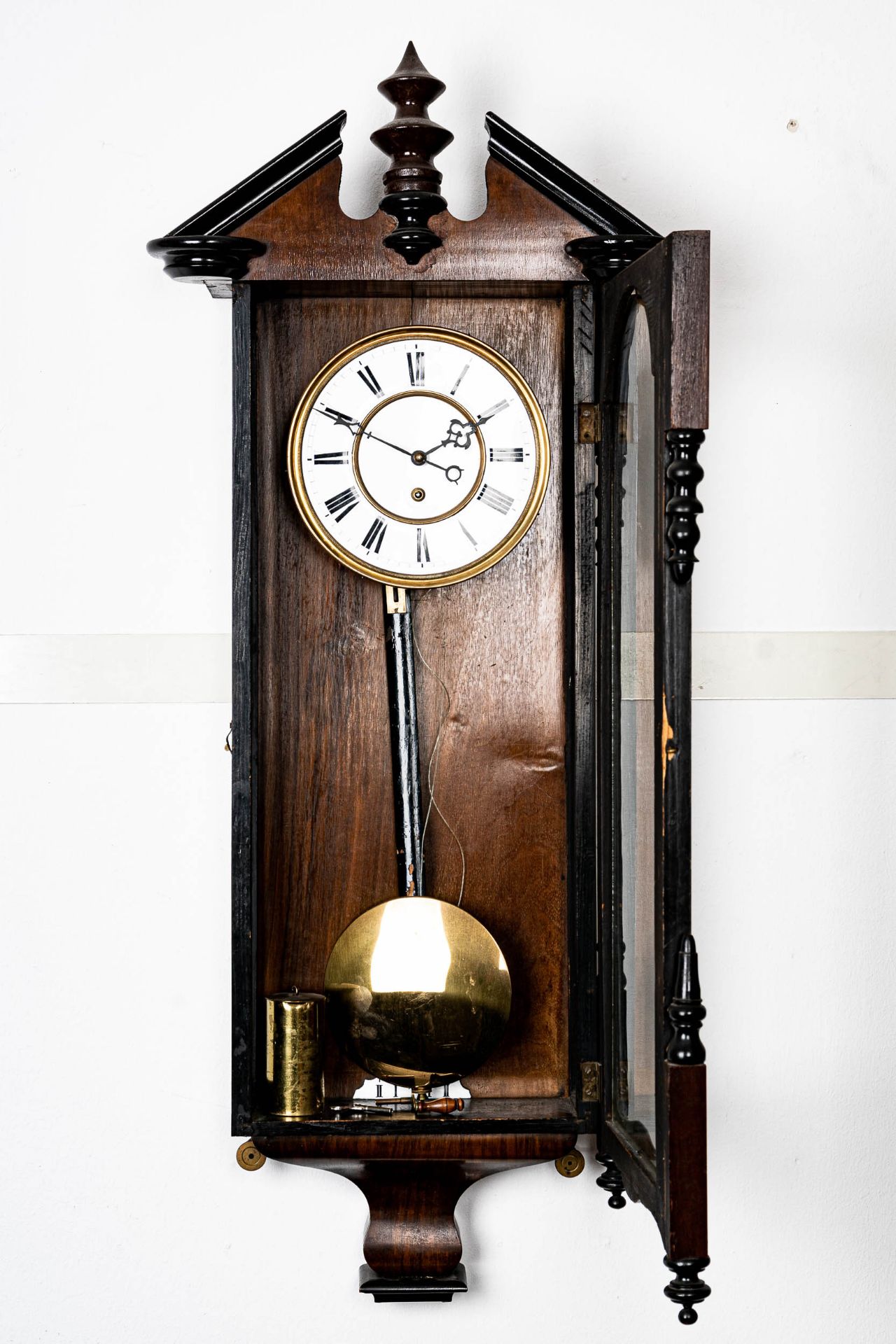 Antike eingewichtige Wanduhr, sogenannter Regulator, ungeprüftes Uhrwerk, Nussbaumgehäuse, um 1900/ - Image 4 of 7