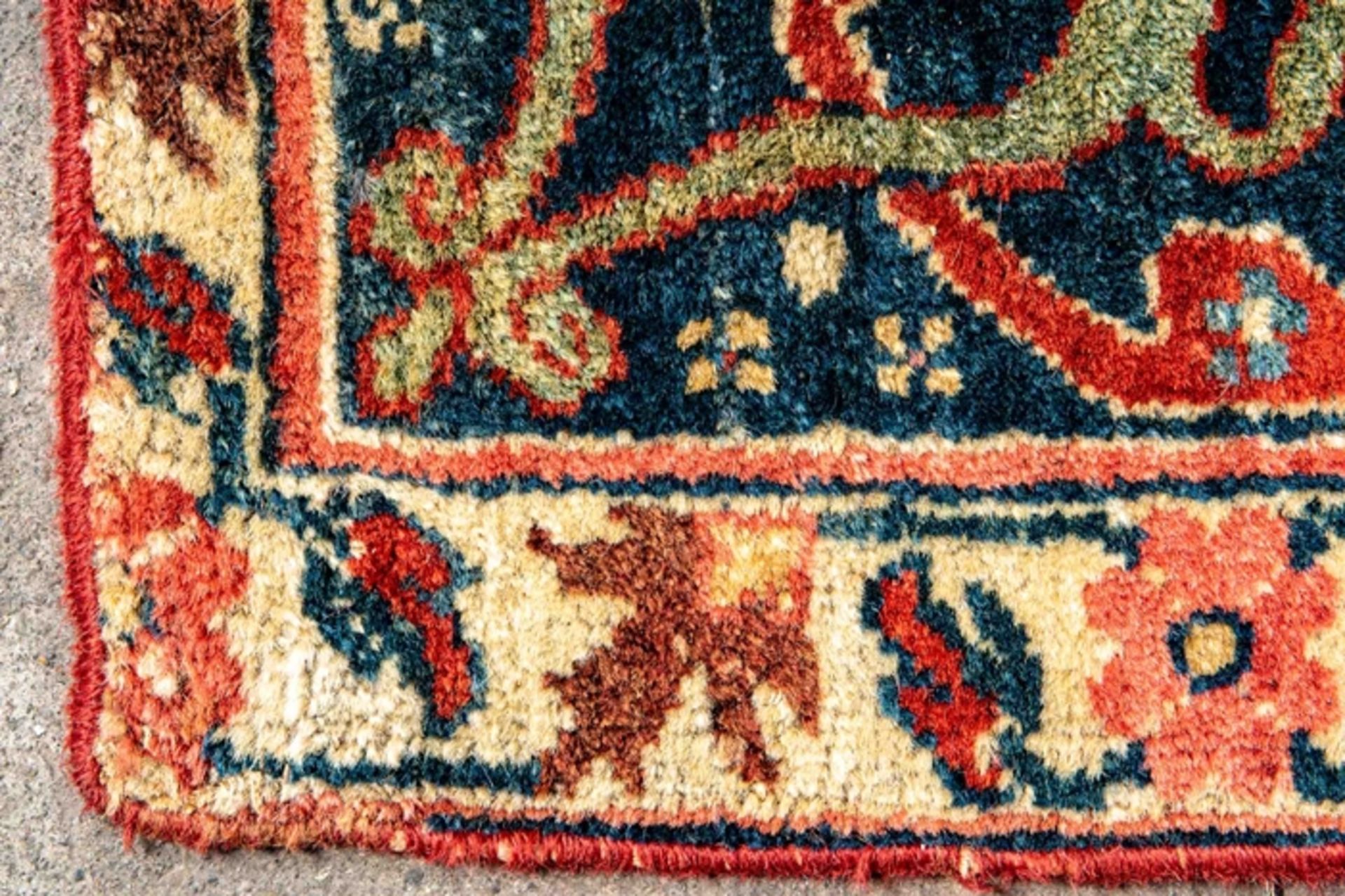 Früher nordwestpersischer Teppich, Mitte 18. Jhdt. oder früher. Format ca. 480 x 232 cm. Schafschur - Image 9 of 27