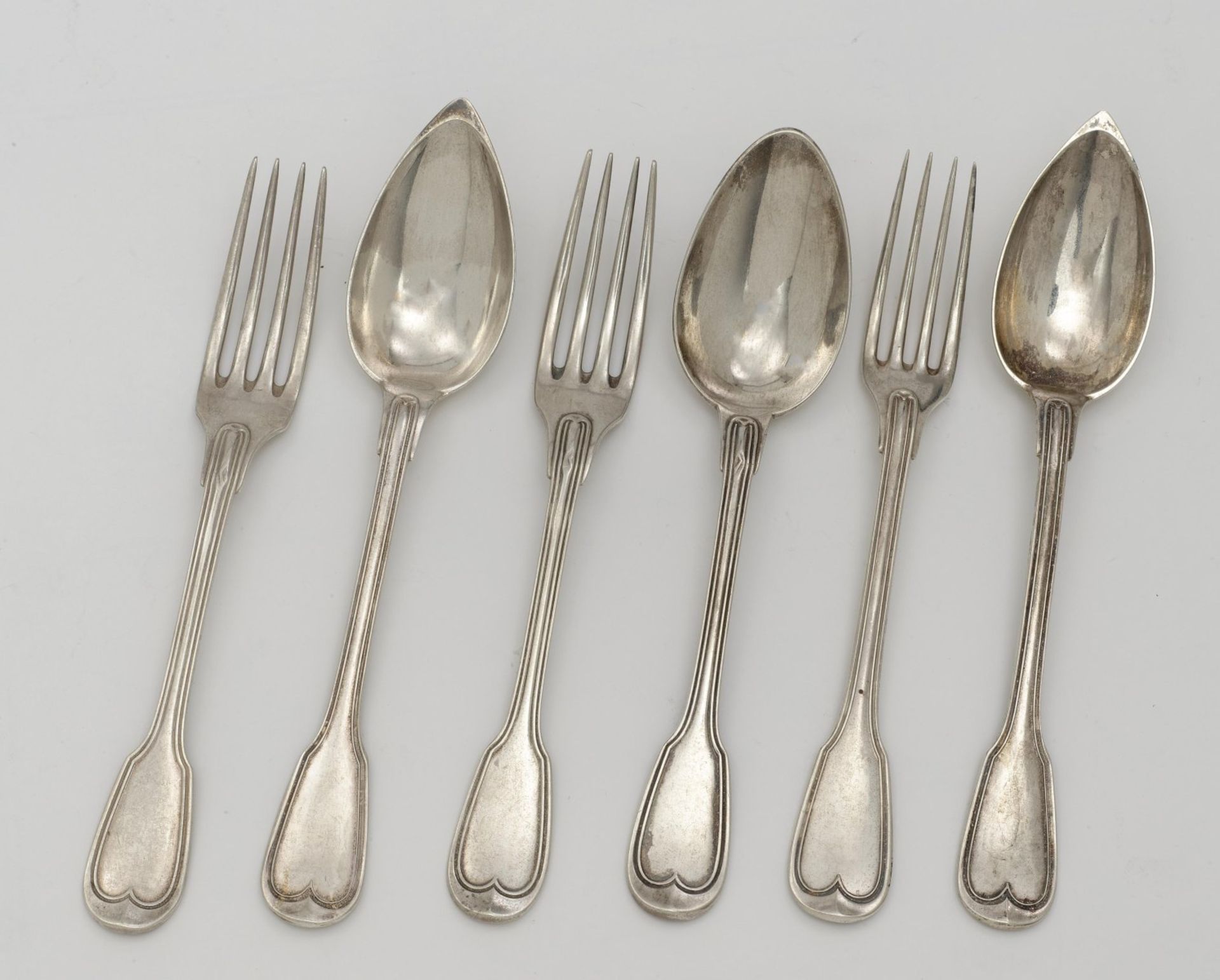 32 cutlery items