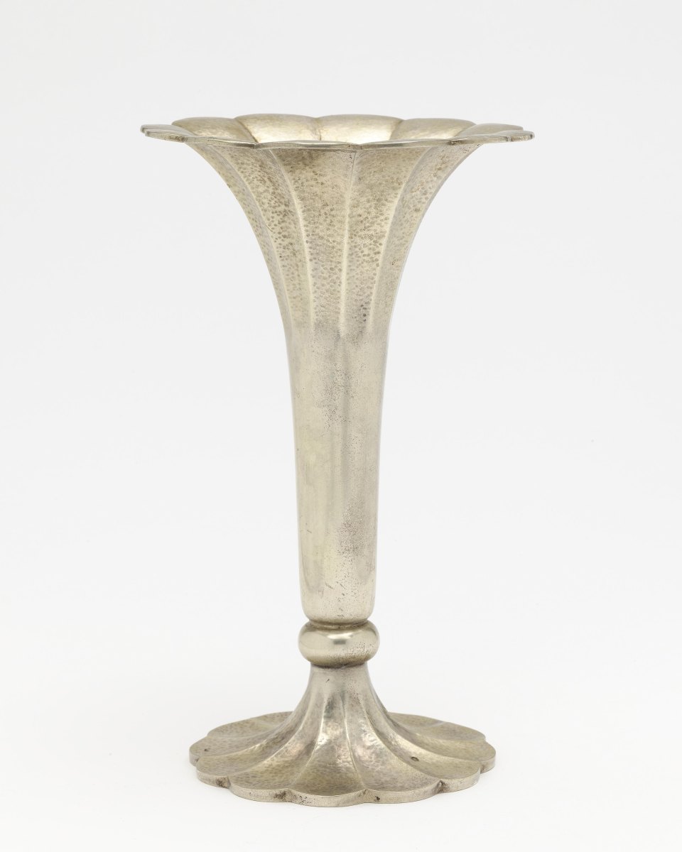 A flute vase