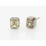 Ein Paar Ohrstecker mit Diamanten im Emerald Cut