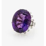 Cocktailring mit einem siberianfarbenen Amethyst und Diamanten