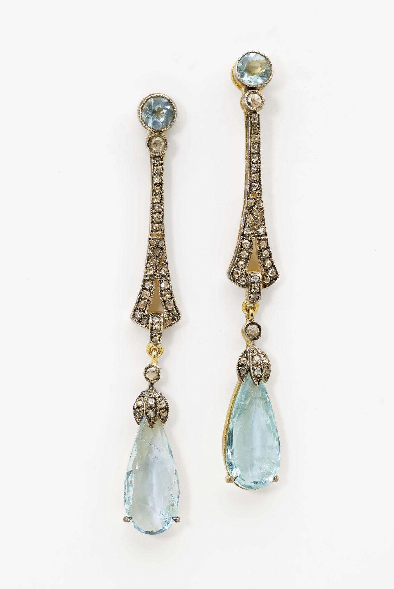 Ein Paar historische Ohrgehänge mit Aquamarin und Diamantrosen