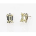 Ein Paar Ohrstecker mit Diamanten im Emerald Cut