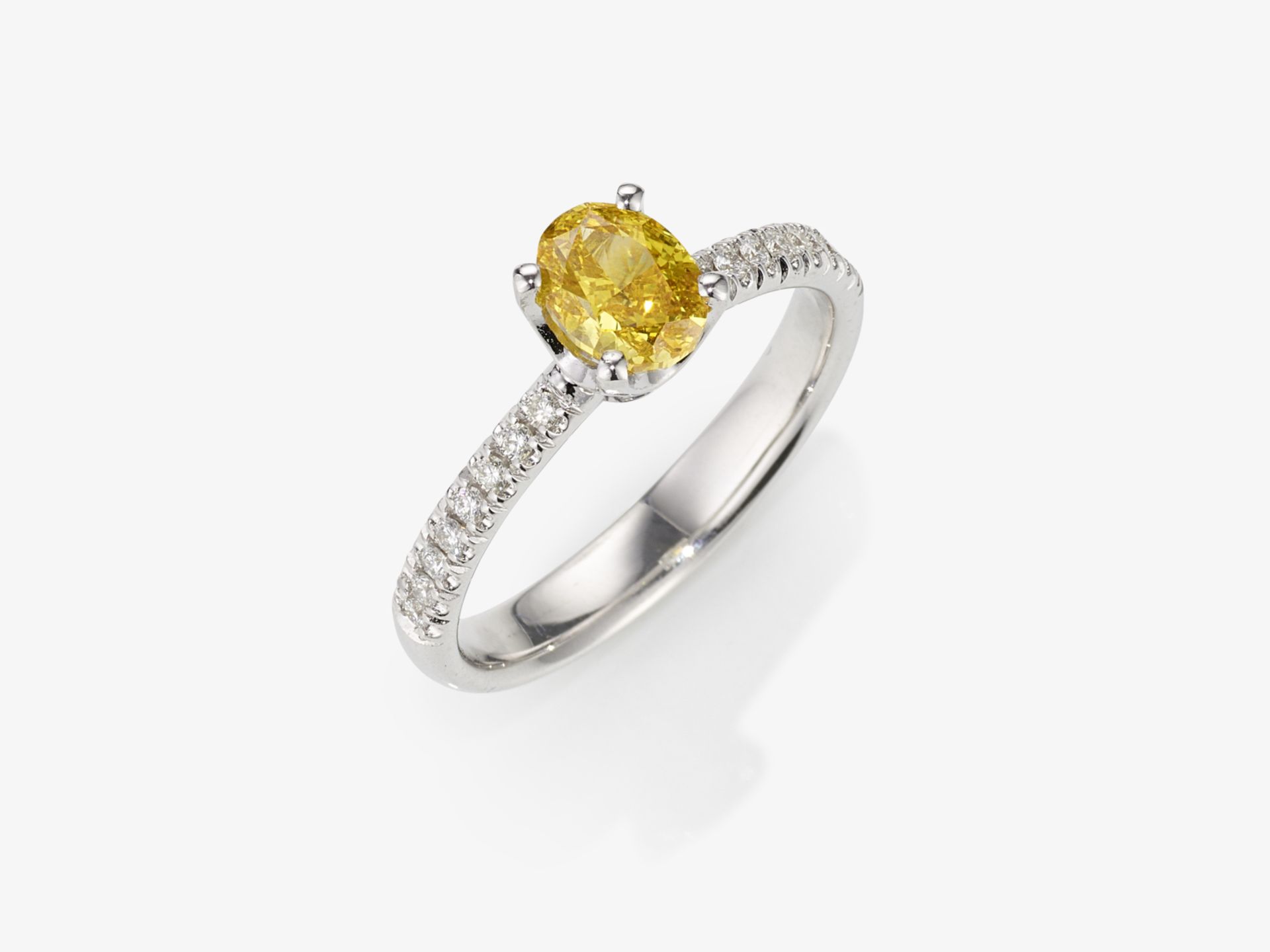 Alliancering mit einem Diamanten im Fancy vivid Brownish Yellow und Brillanten