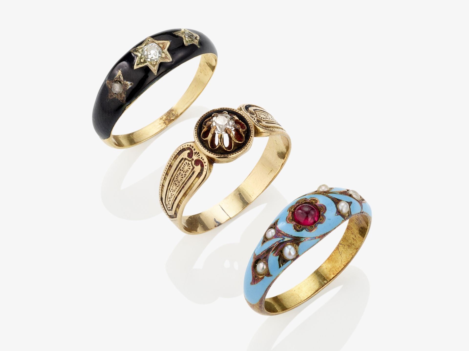 Drei Ringe mit Diamanten, Saatperlen und Rubin sowie türkisfarbenem und schwarzen Email