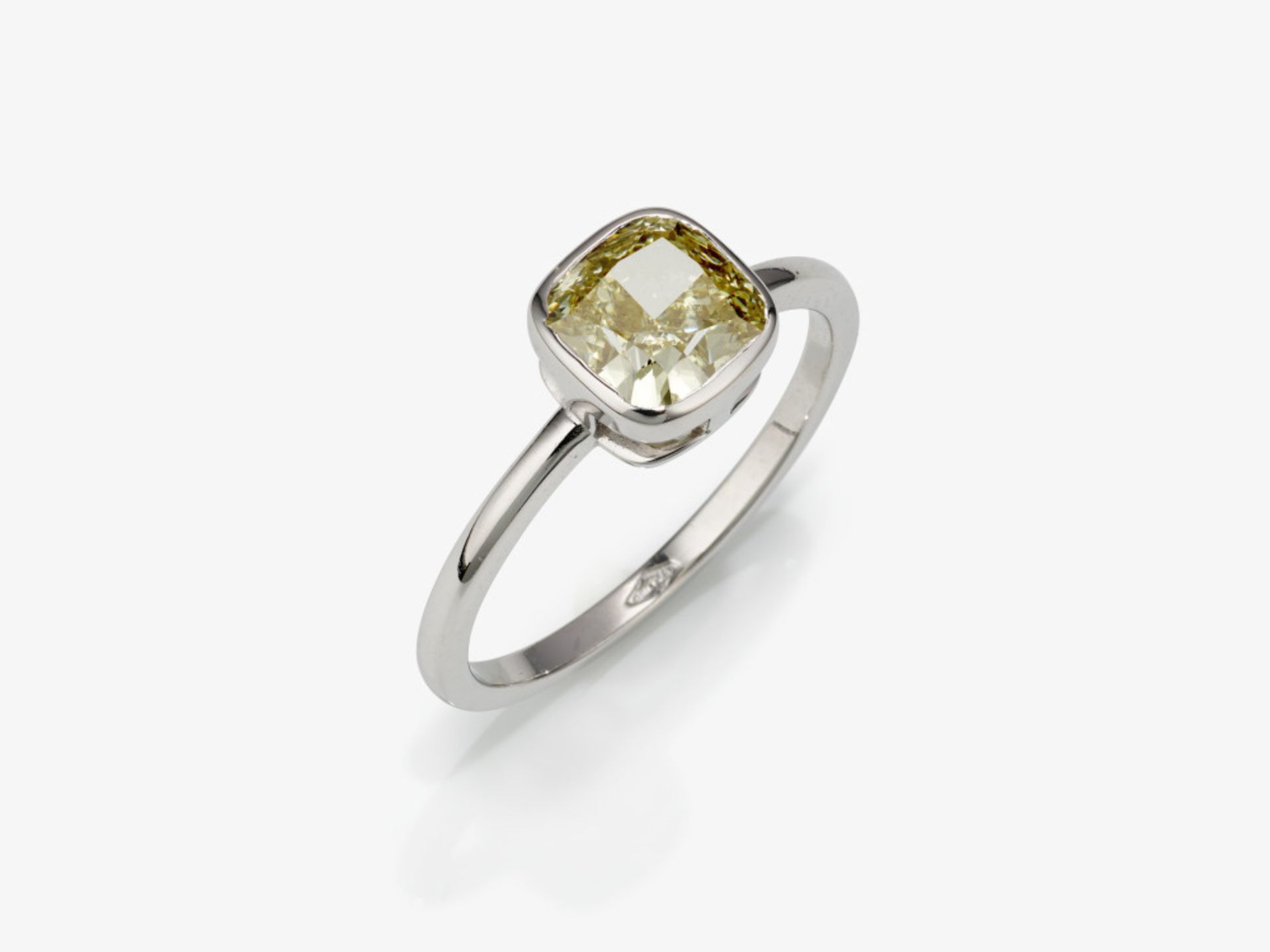 Klassicher Solitärring besetzt mit einem Diamanten im Fancy Light Yellow