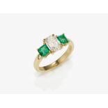 Alliancering verziert mit Smaragden und einem Diamanten im Emerald Cut