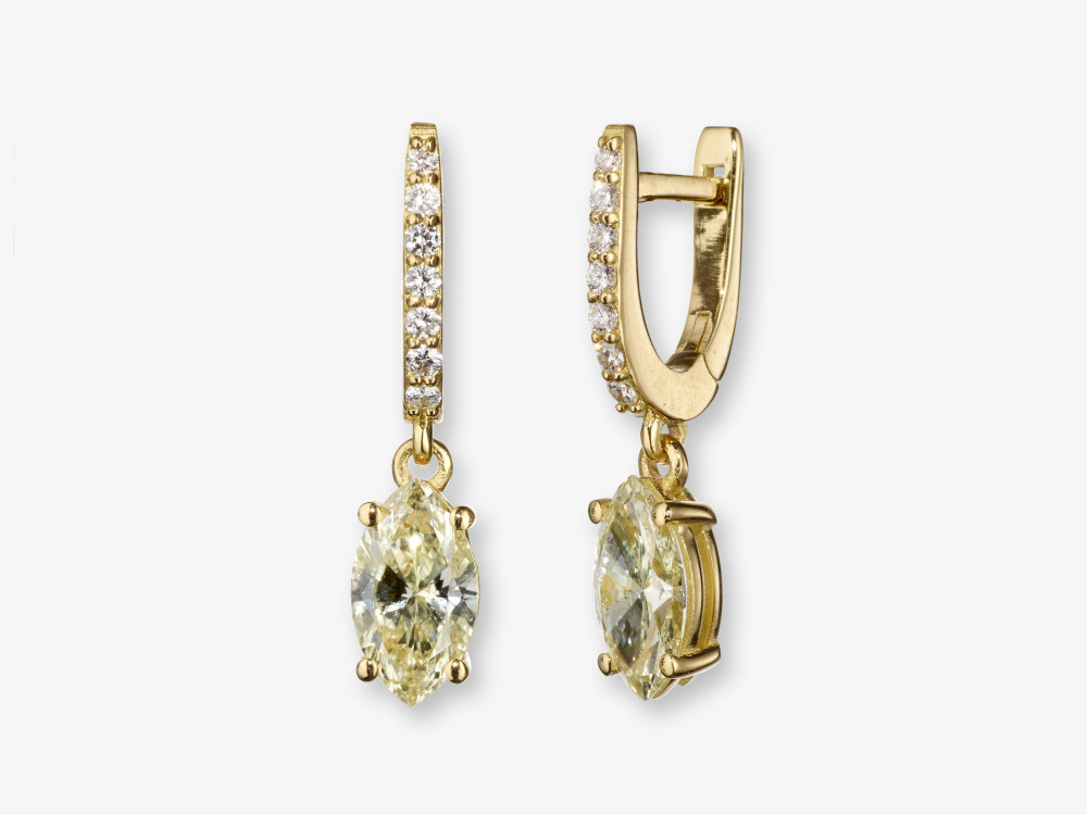 Ein Paar Ohrgehänge verziert mit Diamanten im Marquiseschliff und Brillanten