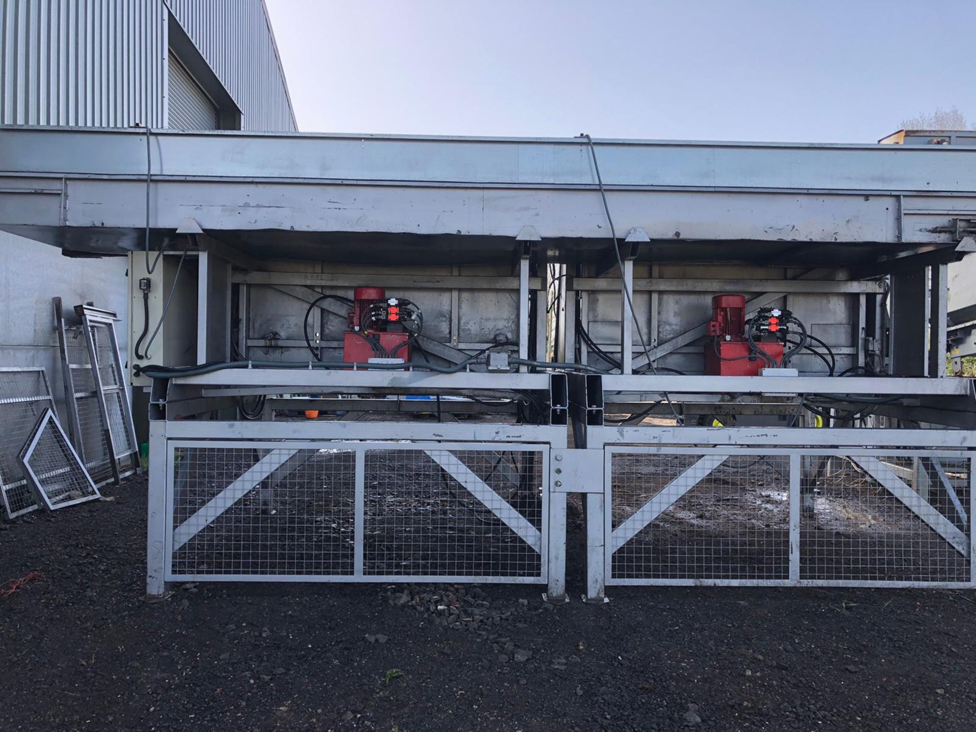 Double Box Tipper with take-away Conveyor - Image 2 of 3