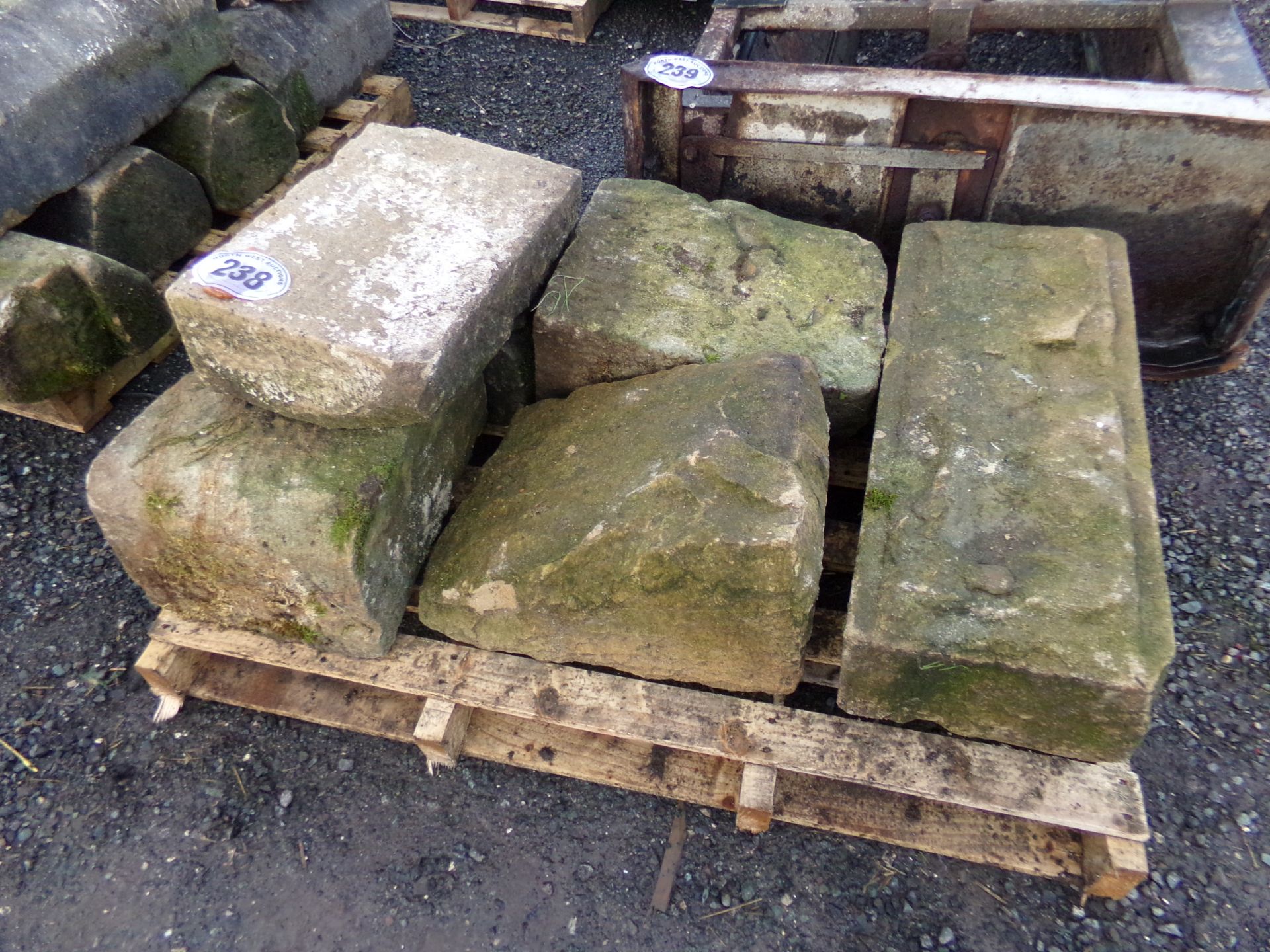 PALLET OF SANDSTONE QUOINS