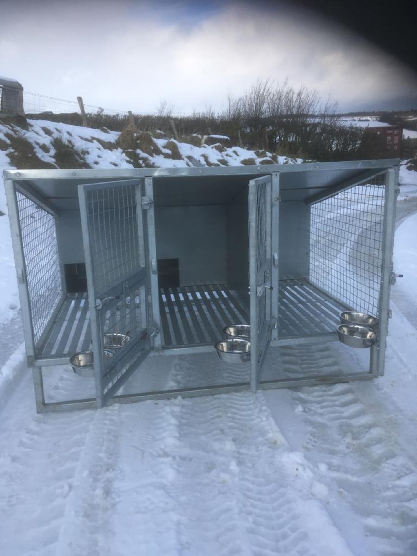 3 BAY SLATTED FLOOR DOG KENNELS - Image 4 of 5