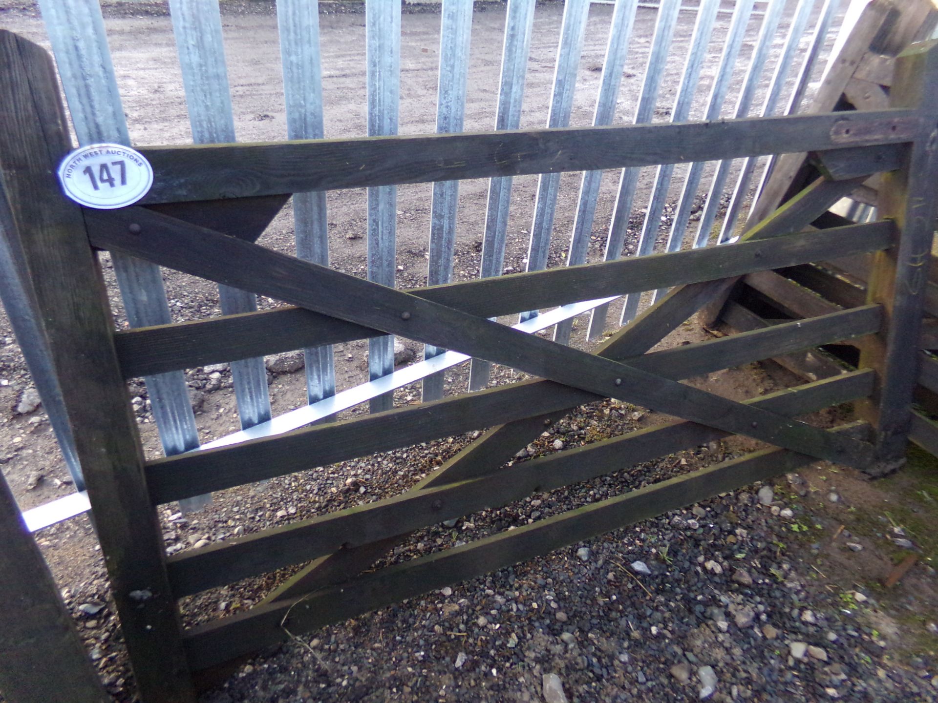 1 WOODEN GATE (APPROX 6FT)