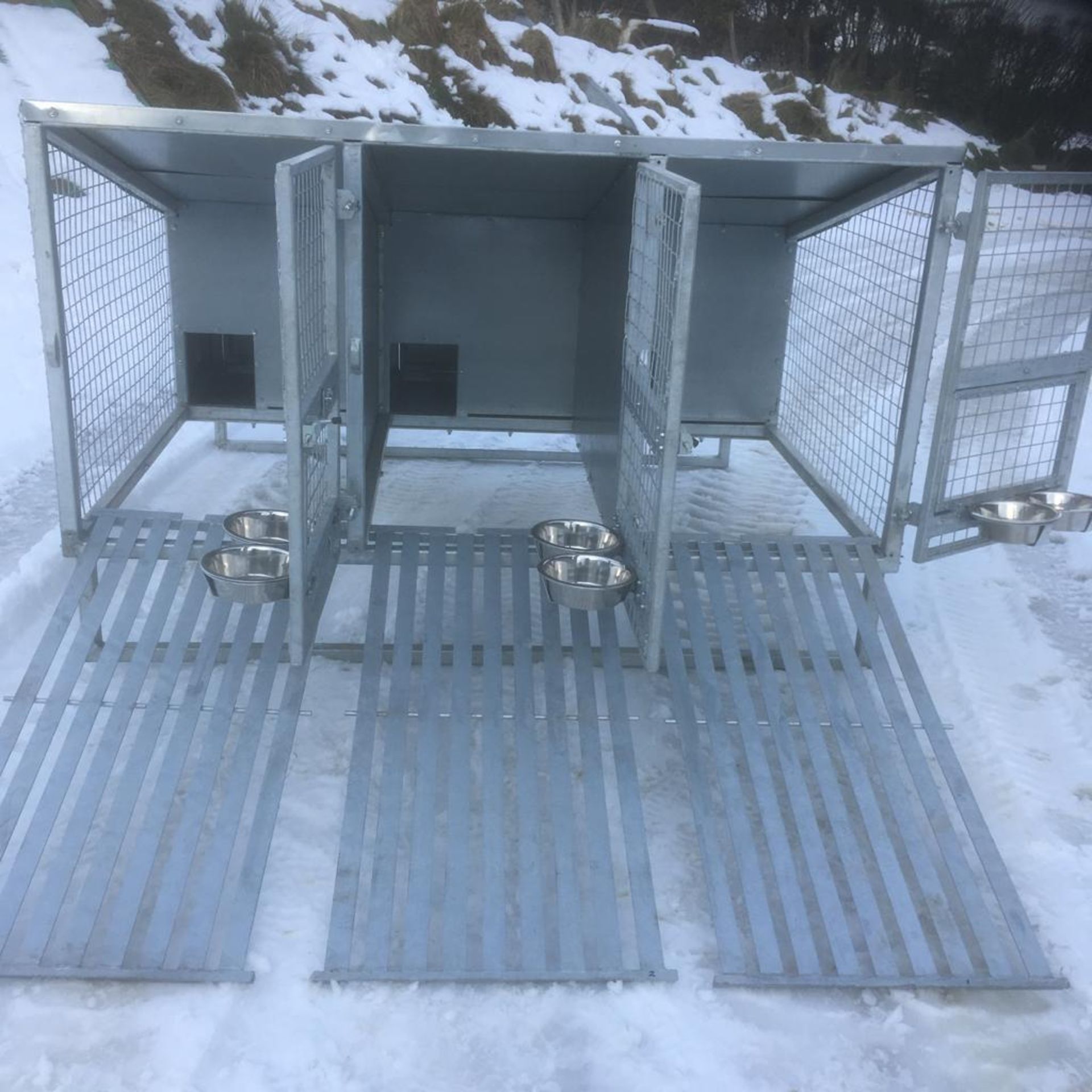 3 BAY SLATTED FLOOR DOG KENNELS - Image 3 of 5