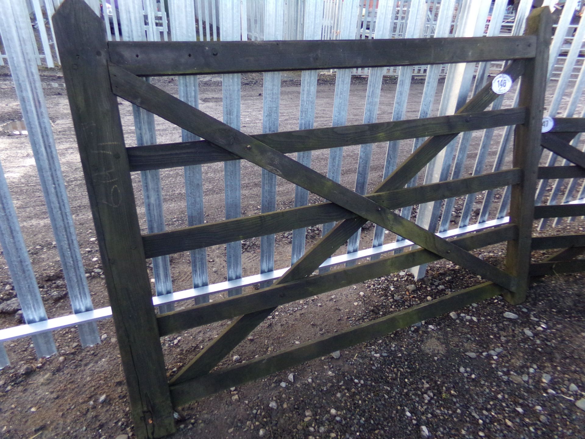 1 WOODEN GATE (APPROX 6FT)