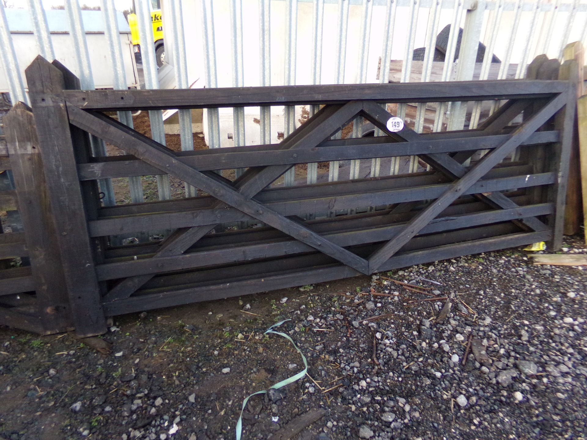 4 WOODEN GATES (APPROX 10FT)