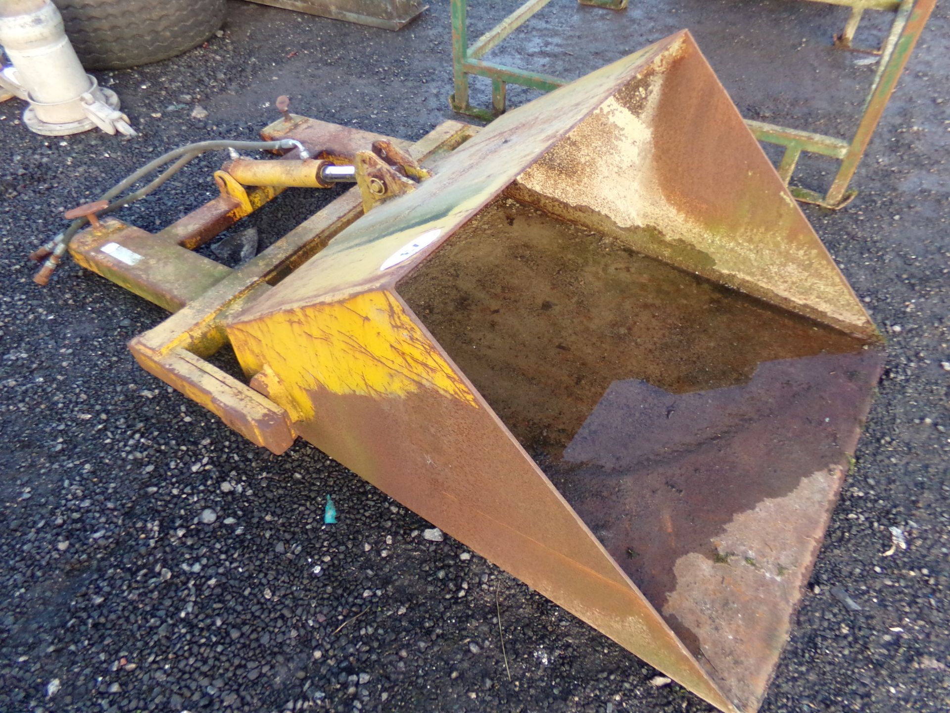 LOADER FRAME WITH BUCKET