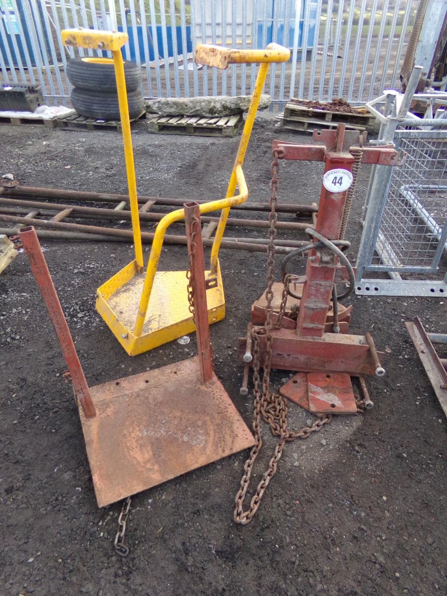 HYDRAULIC BARREL LIFT AND