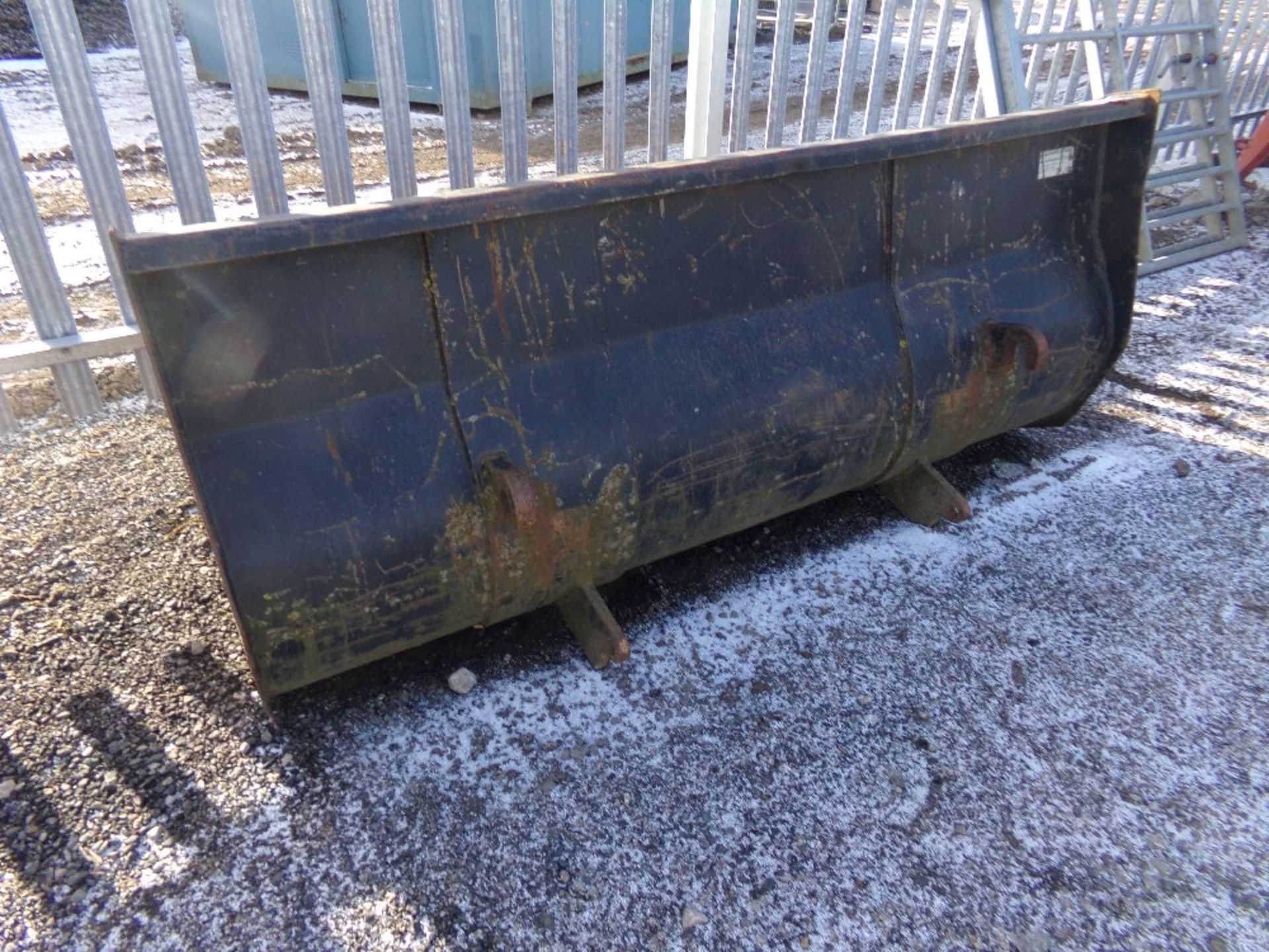 6FT LOADER BUCKET (NO VAT) - Image 2 of 3