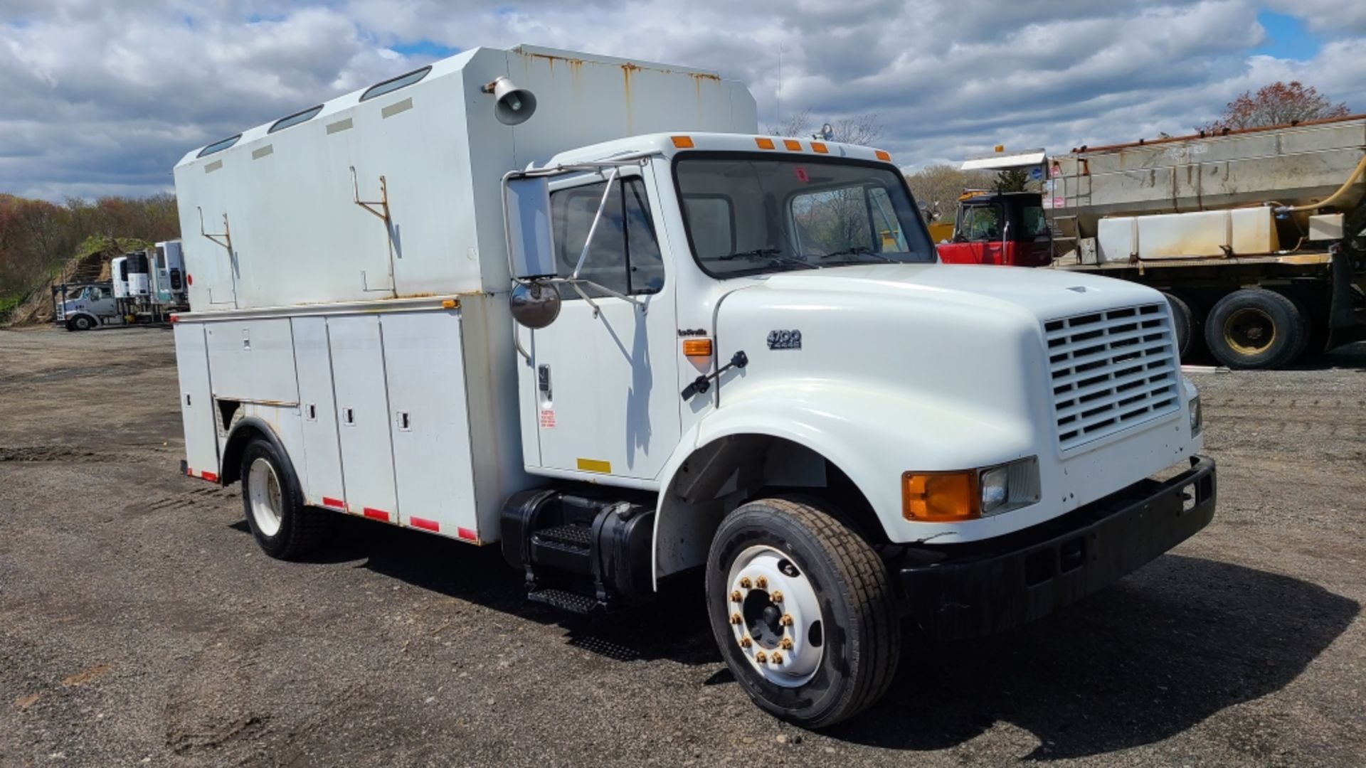 2000 International 4700 Lopro Utility Body - Image 2 of 12