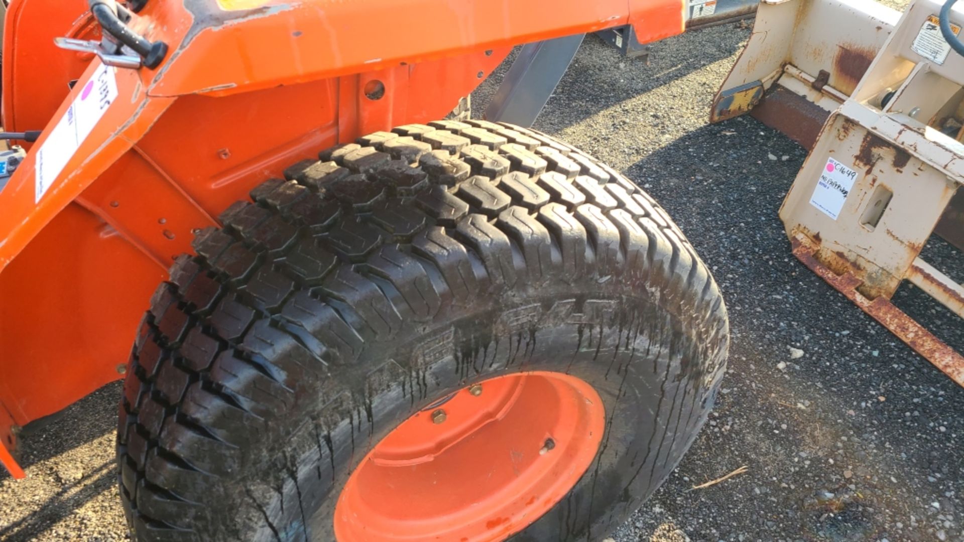 Kubota L2350 Tractor - Image 4 of 7