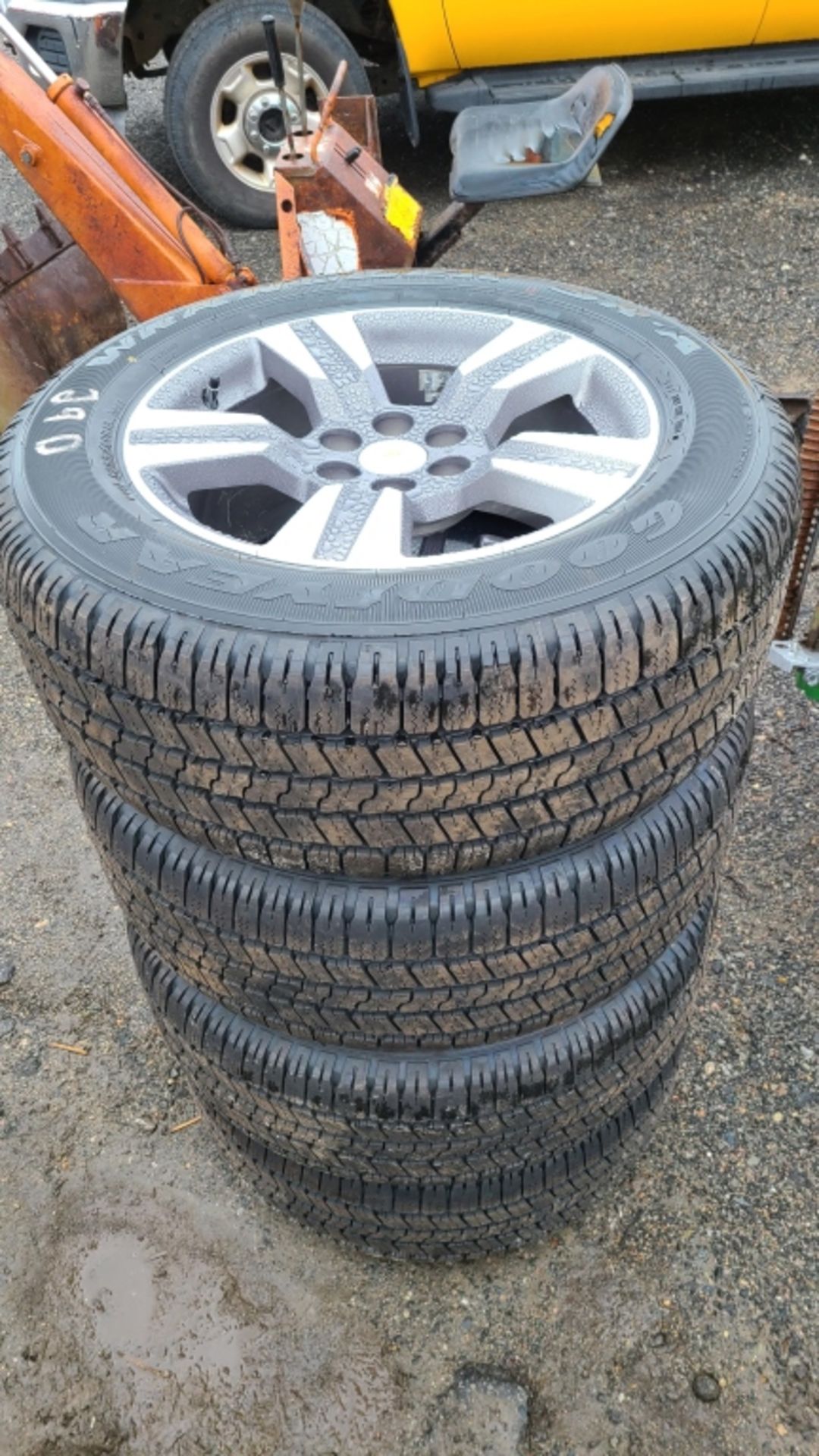 (4) 265 60 18 tires and rims