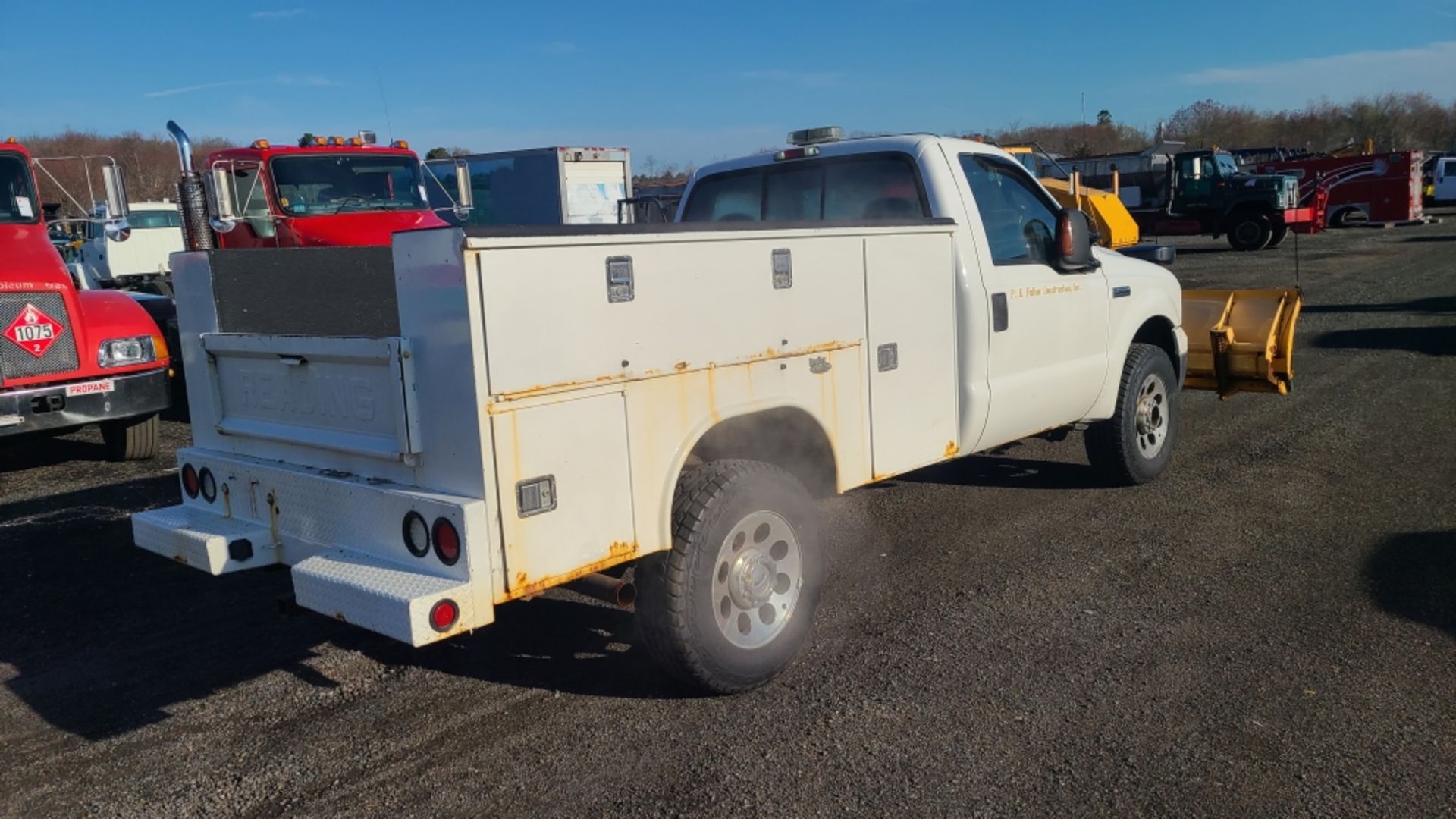 2006 Ford F350 Utility Truck With Plow - Image 4 of 11