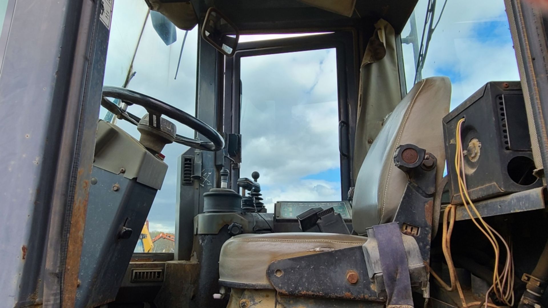 1995 Case 721b Wheel Loader - Image 9 of 11