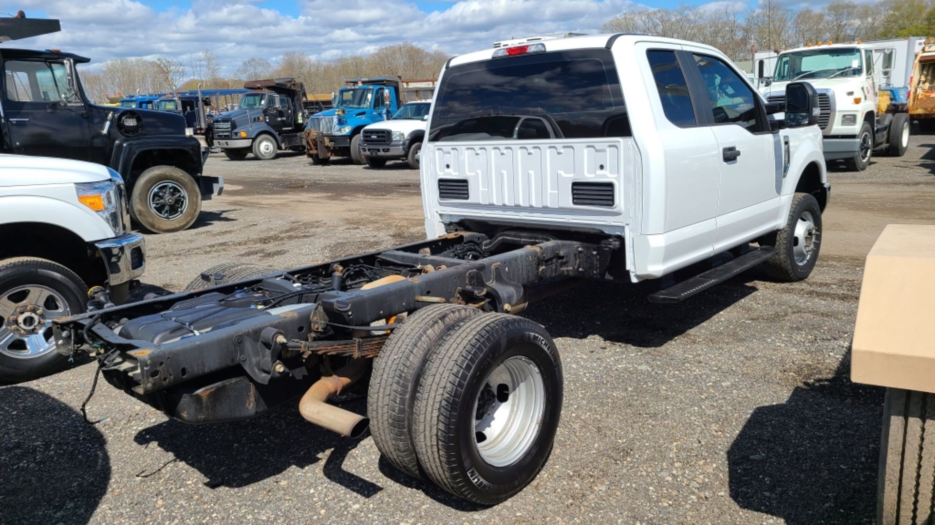 2018 Ford F350 Cab And Chassis - Image 2 of 13