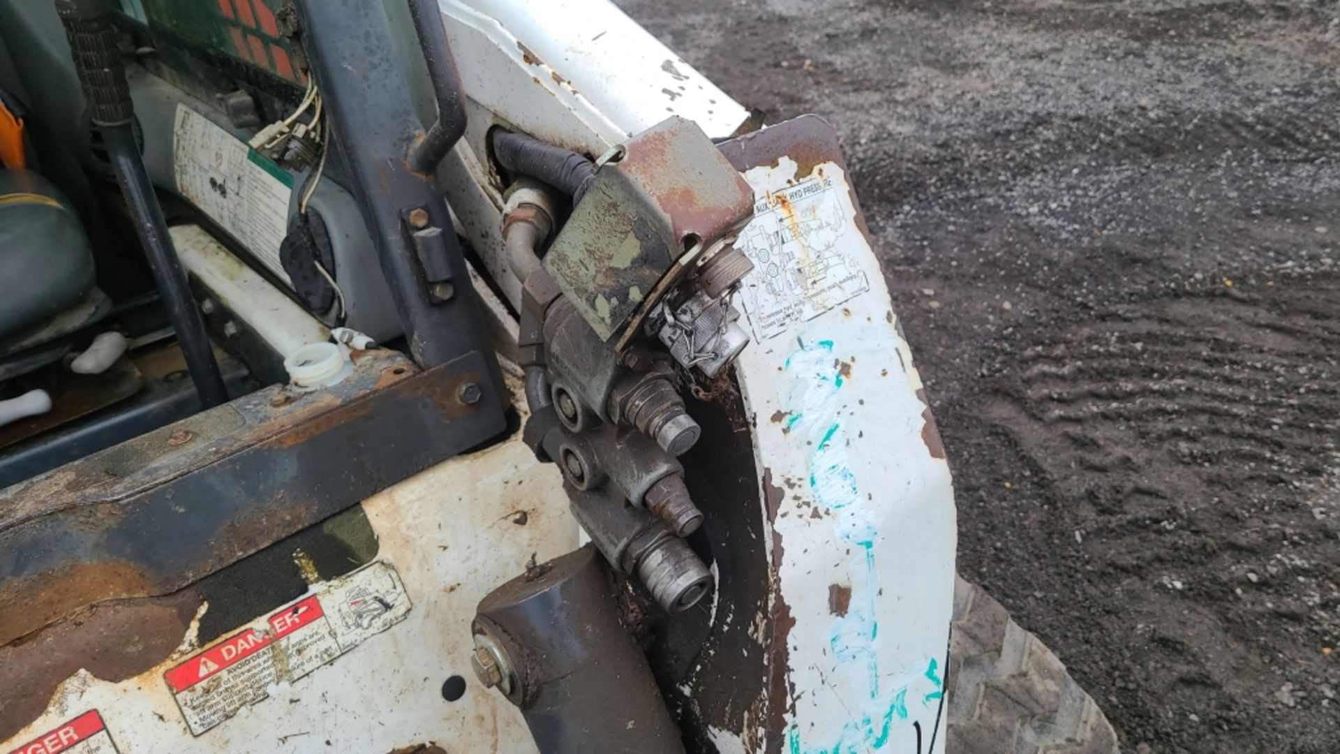 Bobcat t300 skidsteer - Image 6 of 8