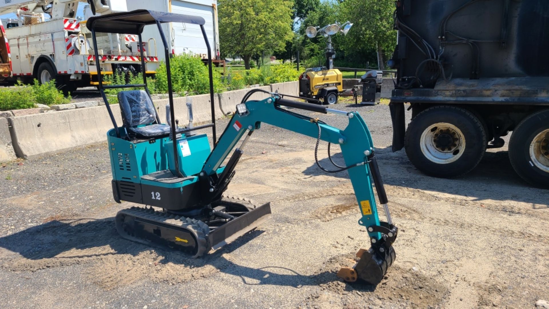 New Garden Digger Excavator - Image 4 of 8