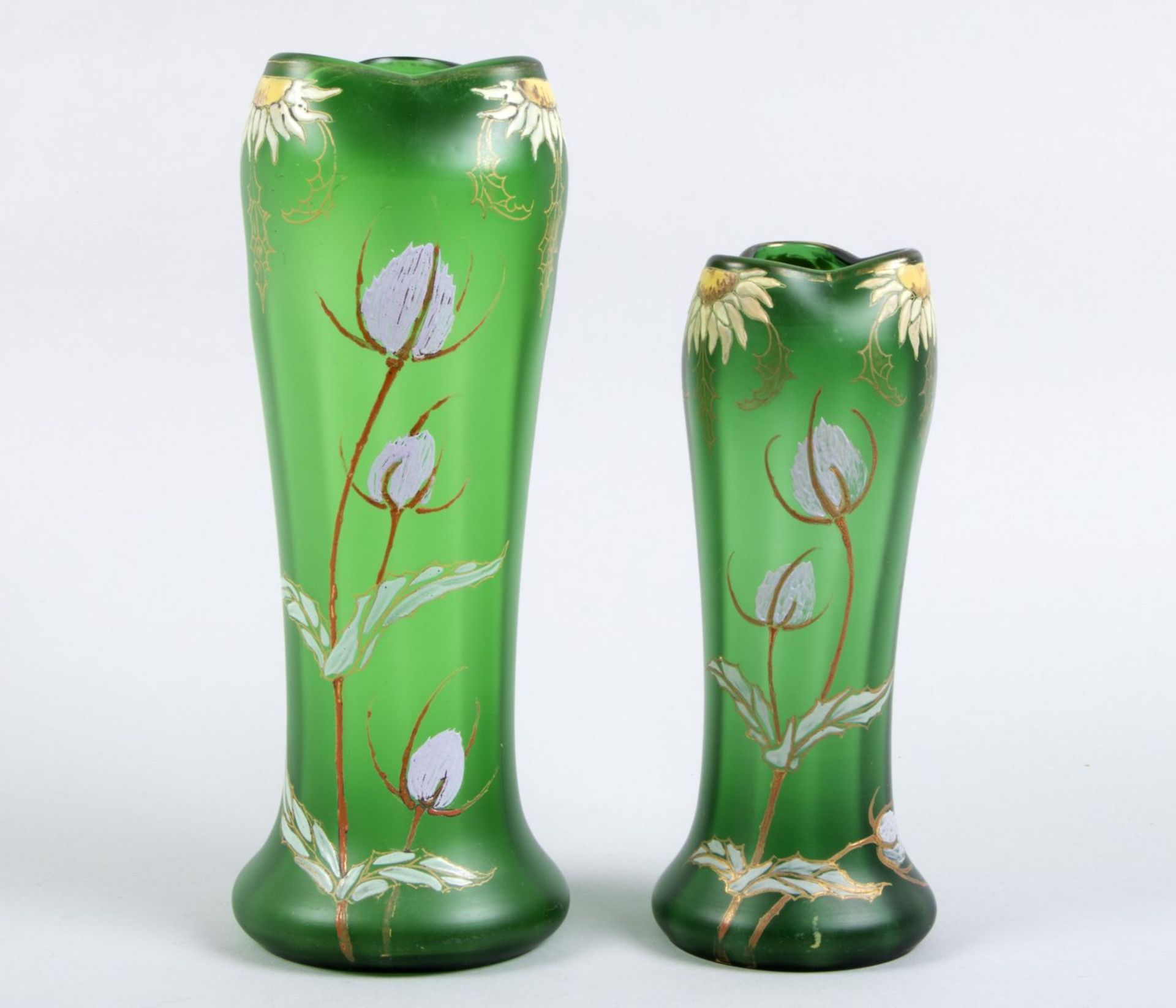 Zwei Vasen Farbloses Glas, grün unterfangen. Polychrome Bemalung mit Opakemail mit Disteln u