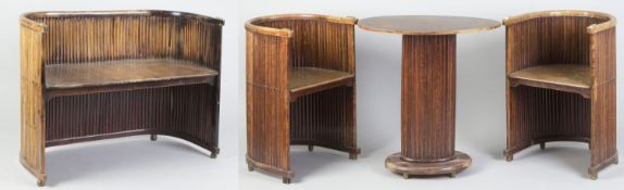 Salongarnitur Bestehend aus 2 Stühlen, Sitzbank und Tisch. Buche. Entwurf Robert Oerley, 190