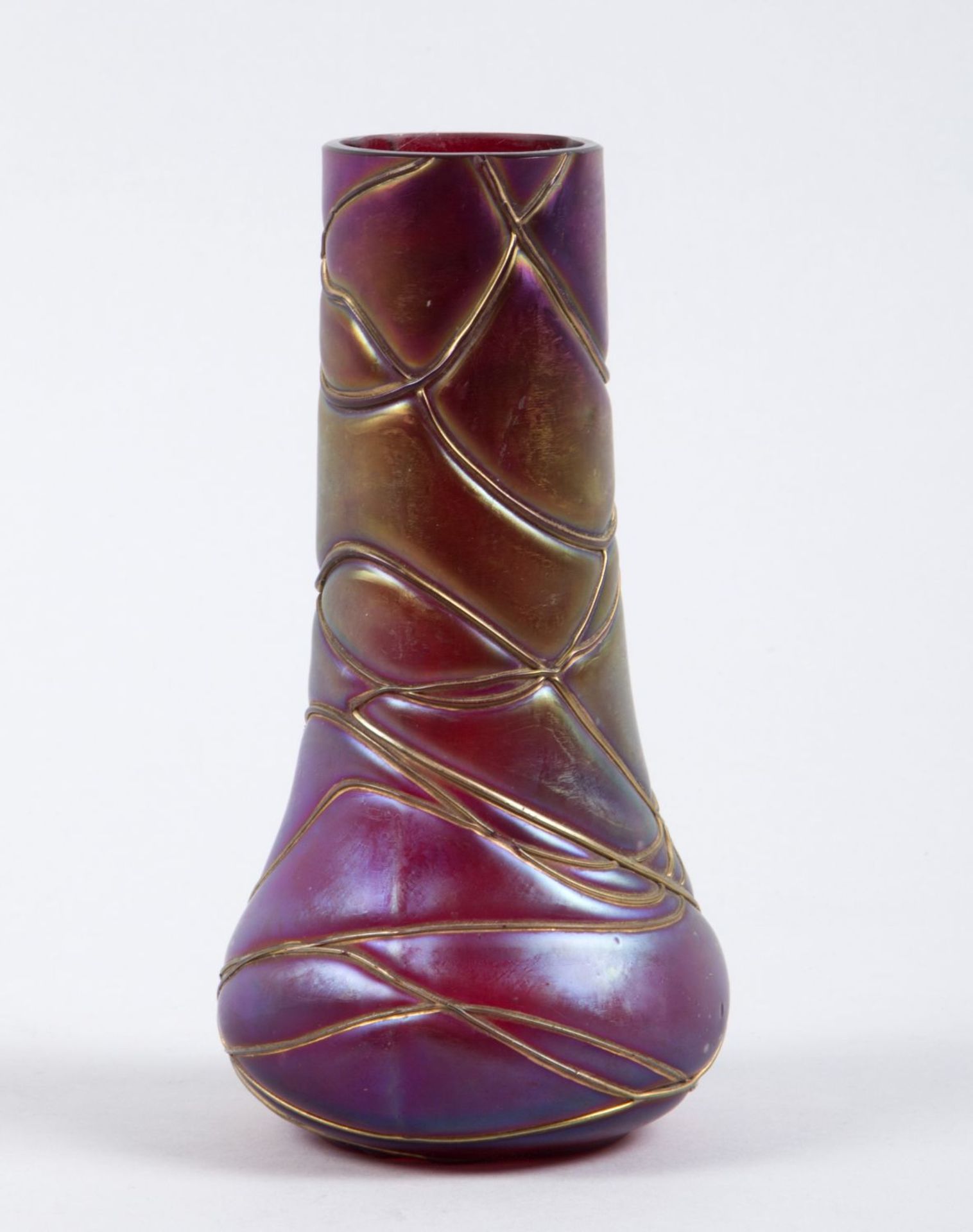 Vase Farbloses Glas, dunkelviolett unterfangen. Mit farbl. und rubinrot geäderten Fäden net
