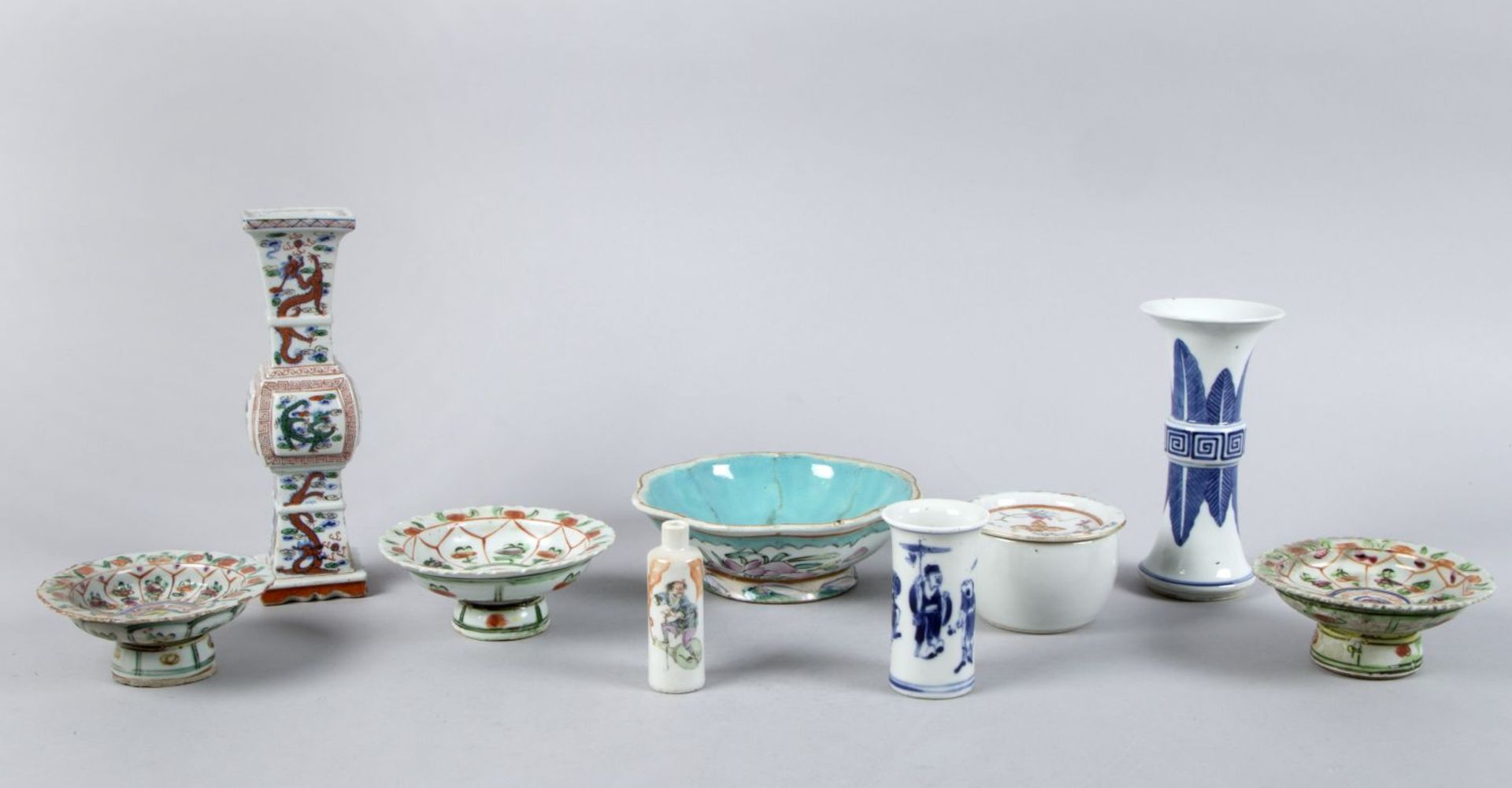 Konvolut Dose, 4 Schalen und 4 Vasen. Porzellan. Versch. Formen und Dekore. China. H. bis 22