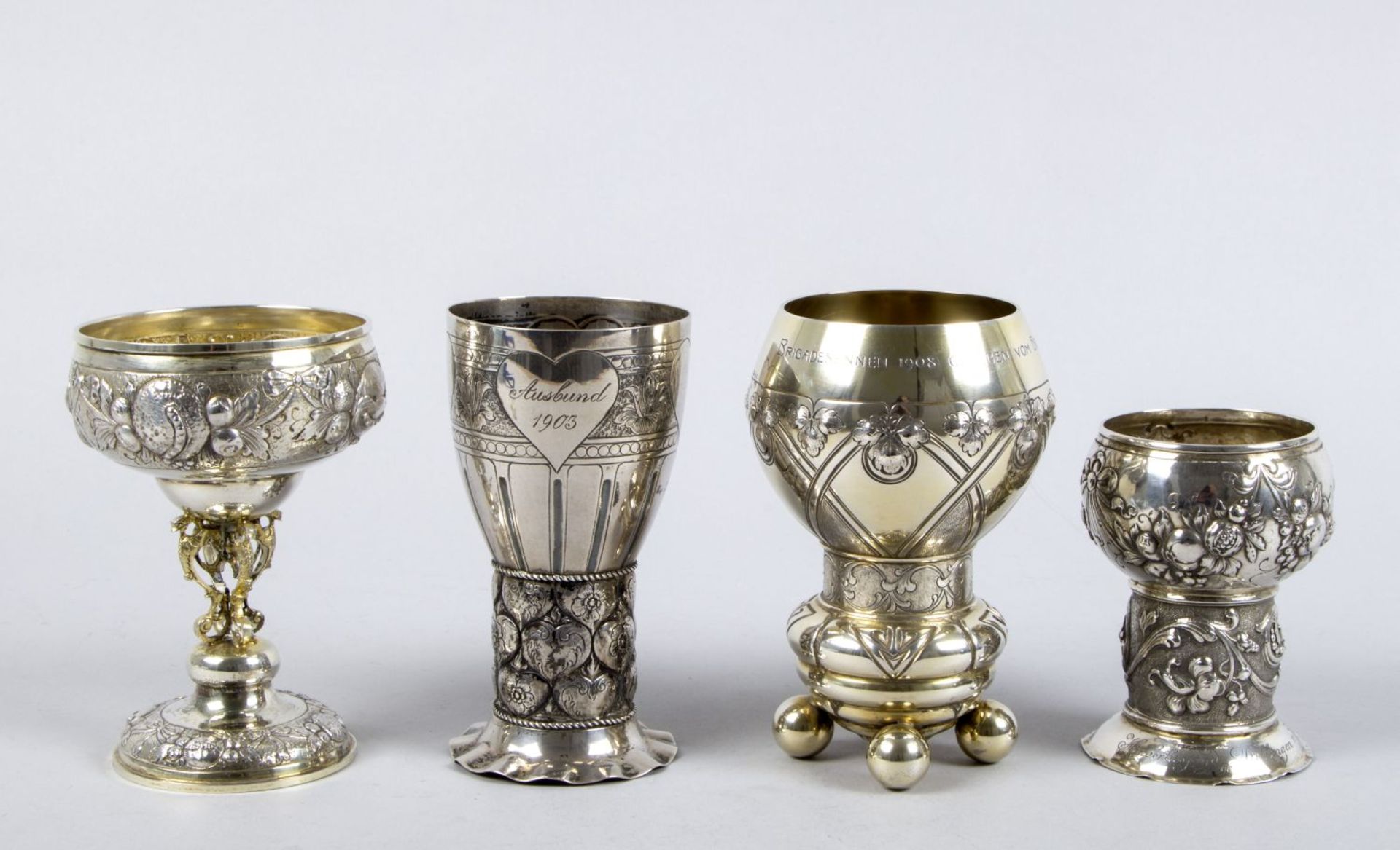 Vier Pokalbecher Silber 800, innen vergoldet. Versch. Formen und Dekore. Tlw. Gravurinschrift