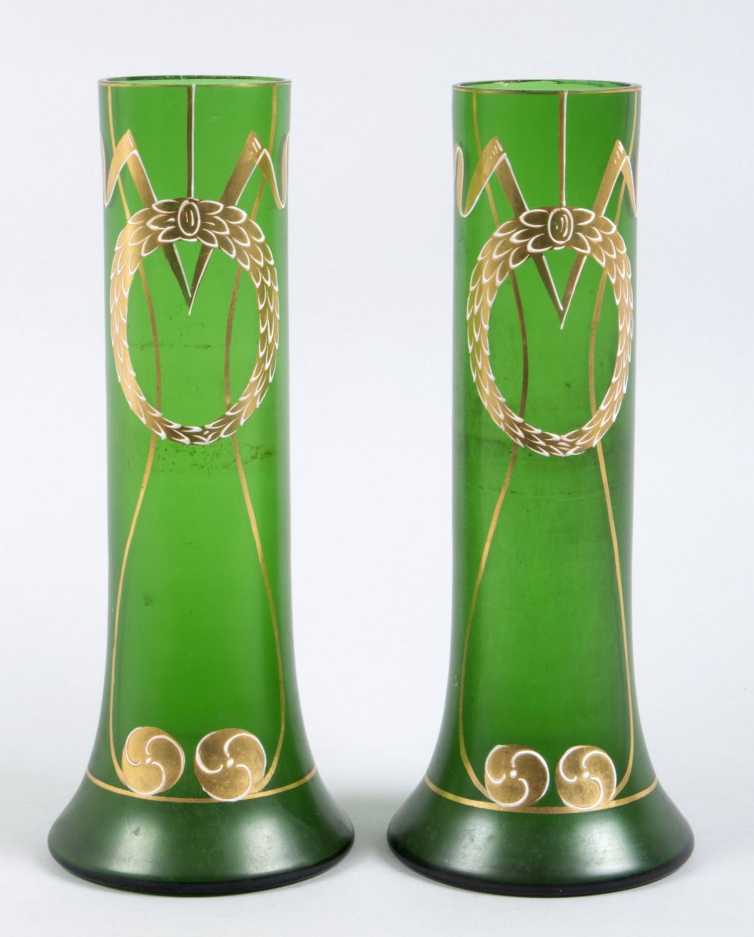 Ein Paar Vasen Grünes Glas. Bemalung in Gold und weißem Zinnemail. Stilisierter floraler De