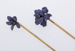 Zwei Krawattennadeln Gelbgold 750 (geprüft). Nadelköpfe in Blütenform. Ausgefasst mit Dia.