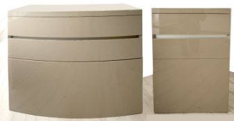 Zwei Sideboards Holzwerkstoff, braun lackiert. Gerade Korpusse (bei 1 Ex. Segmentbogenfront)