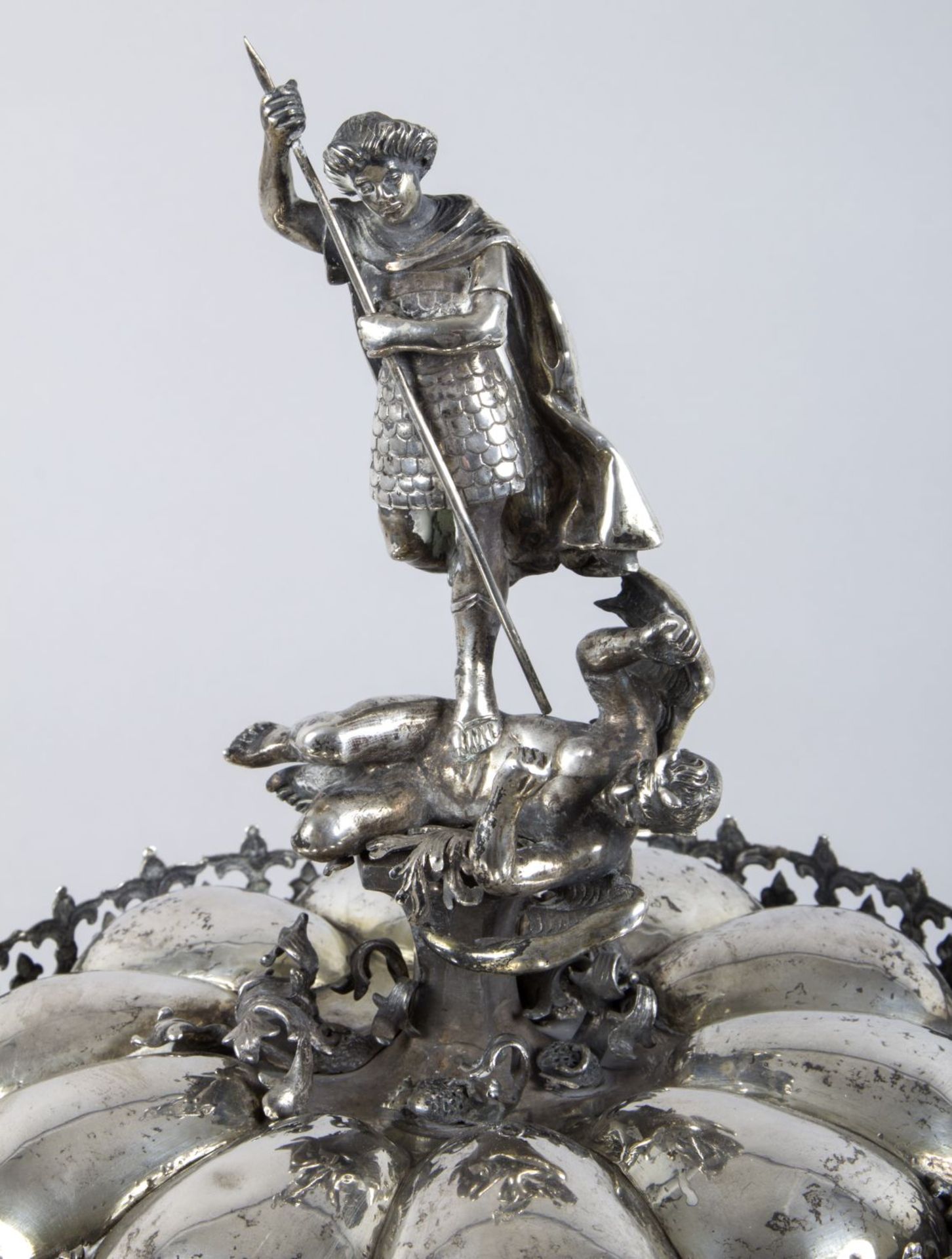 Großer Historismus-Deckelpokal Silber 800, innen vergoldet. Trichterförmiger Korpus mit god - Bild 3 aus 5
