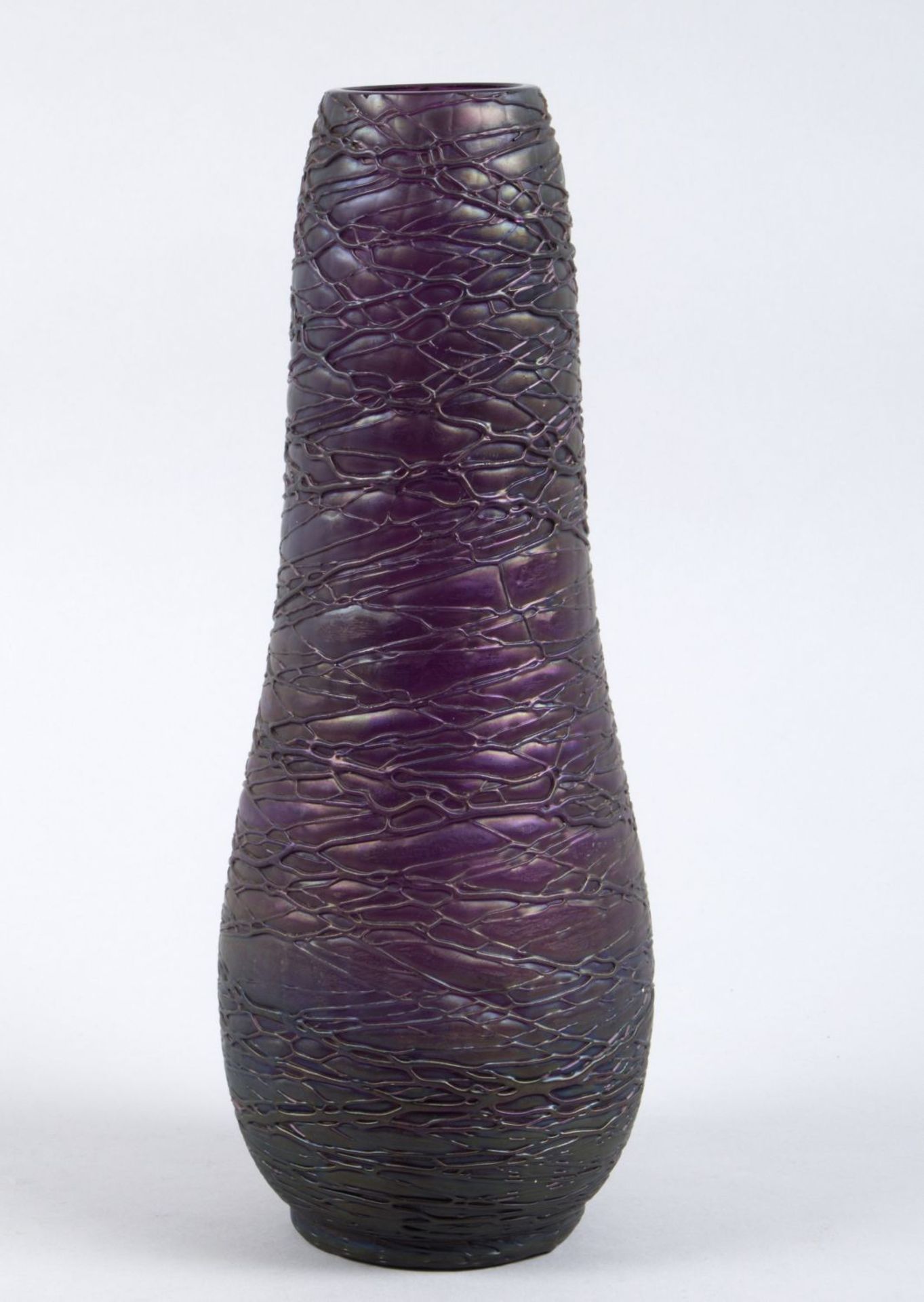 Vase Überfangglas, farbl. und violett mit netzartiger Fadenauflage. Irisiert. Fritz Heckert,