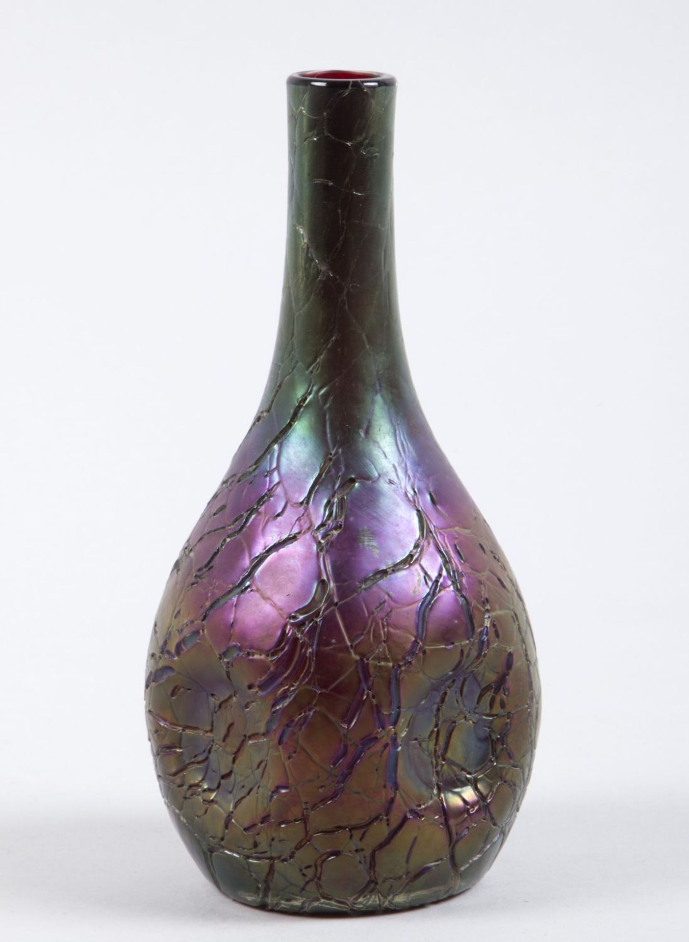 Vase Überfangglas, farbl. und violett mit netzartiger Fadenauflage. Irisiert. Fritz Heckert,