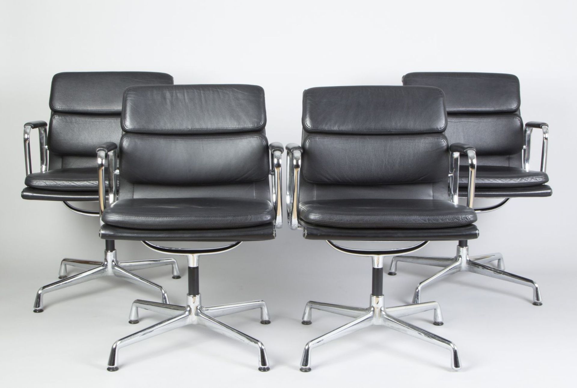 Satz von 4 Armlehnstühlen Eames Lobby Chair EA 208 Verchromtes Aluminiumgestell, vierstrahli