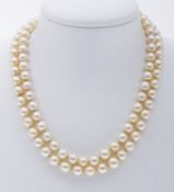 Feines Perlencollier, 2-reihig Silberweiße Akoya-Zuchtperlen, rund-leicht unrund, D. ca. 9-1