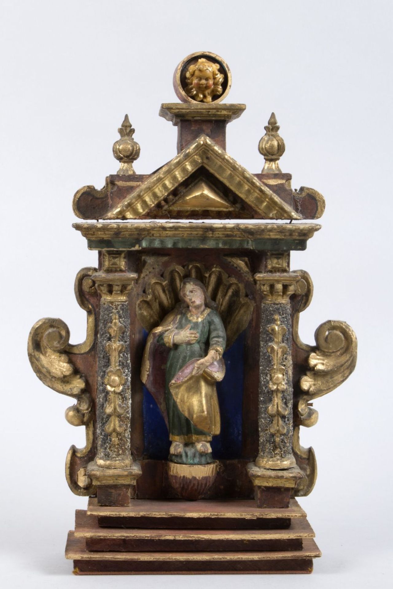 Hausaltar mit Heiligenfigur Holz, geschnitzt. Farb- und Goldfassung. Säulenportikus mit Mari