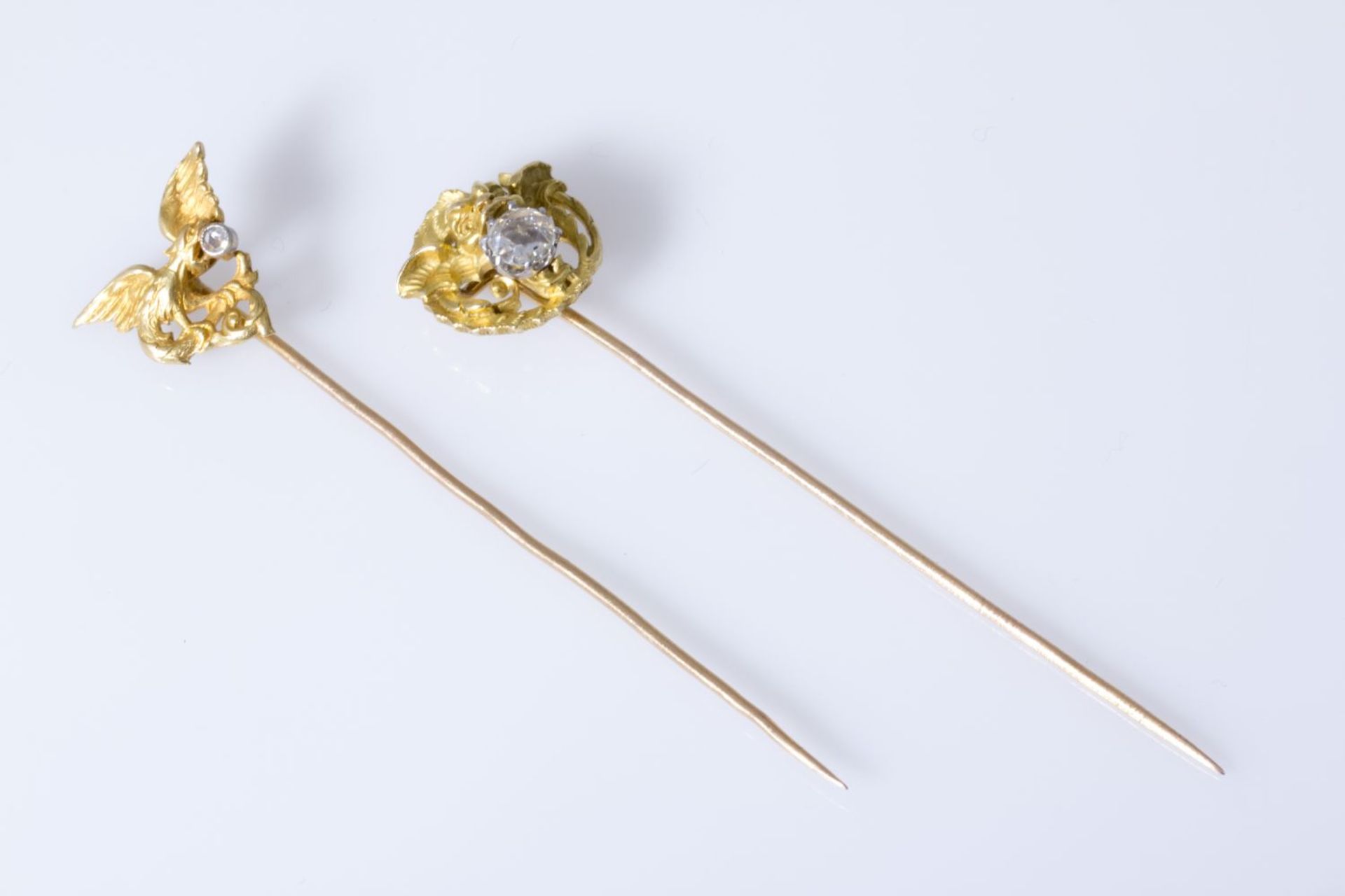 Zwei Krawattennadeln in Form von geflügelten Drachen Gelbgold 900. Ausgefasst mit Dia.-Rosen - Bild 3 aus 3