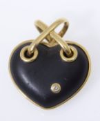 Herzanhänger Onyx. Montierung aus Gelbgold 750. Ausgefasst mit kleinem Brill. Meistermarke.