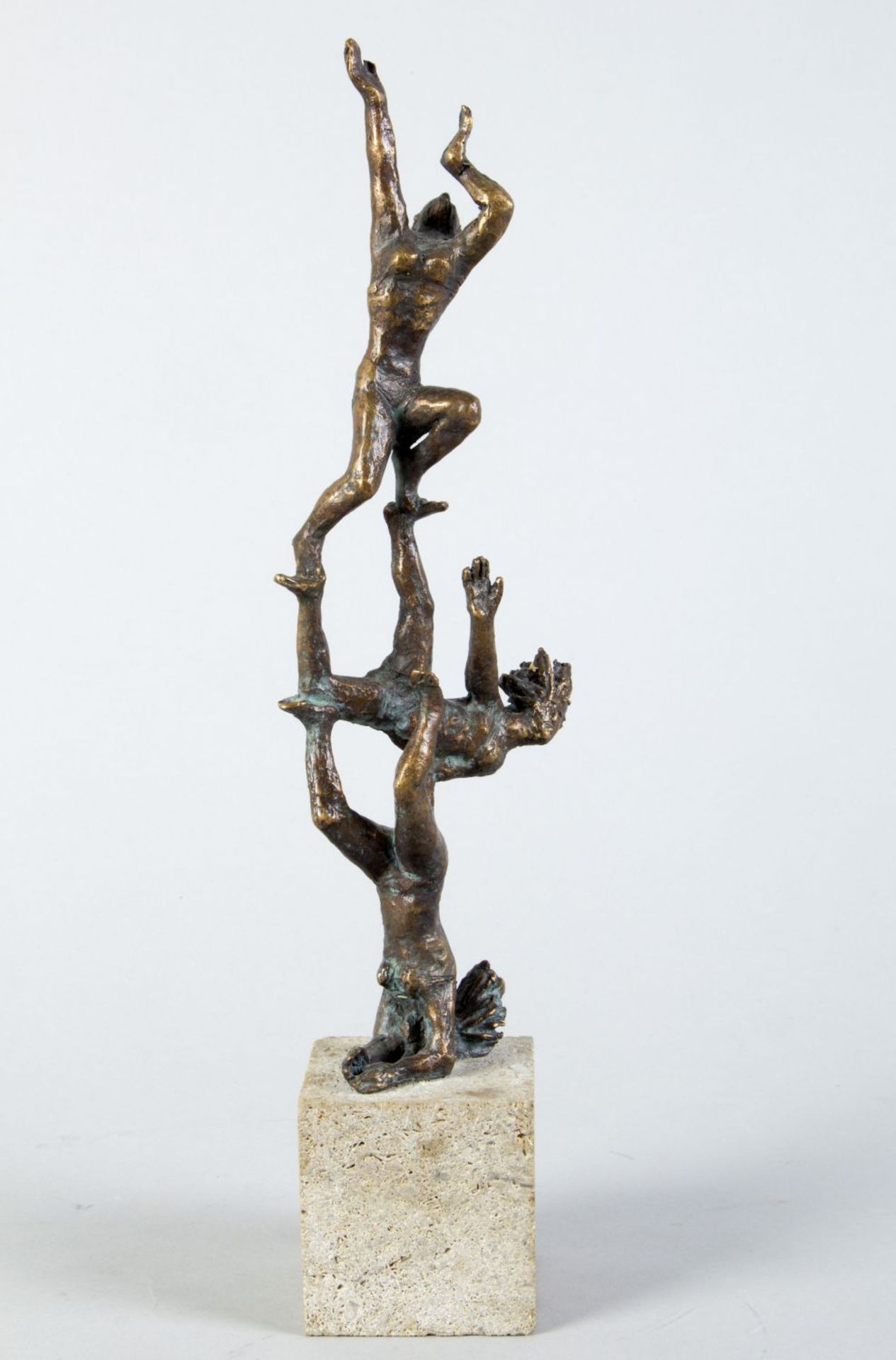 Deutsch, 20. Jh. Drei Artisten. Bronze, braun patiniert. H. 24 cm. Auf Steinsockel.